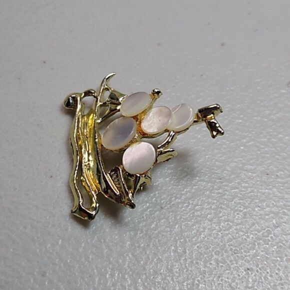 Vintage Gold Tone Metal  Mother of Pearl Disc Ship Brooch Cottagecore Nautical - Picture 7 of 7